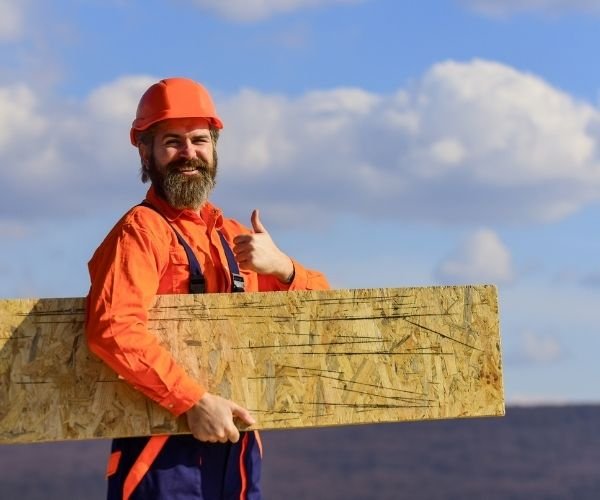 Dachdecker mit Daumen hoch nach erfolgreich abgeschlossener Dachreparatur