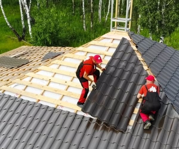 Dachdecker-Team von Rudolf deckt ein Dach neu ein – Einsatz von oben gesehen